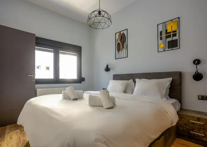 Heart Of Ladadika Ac Smart Tv Self Check-in Apartment